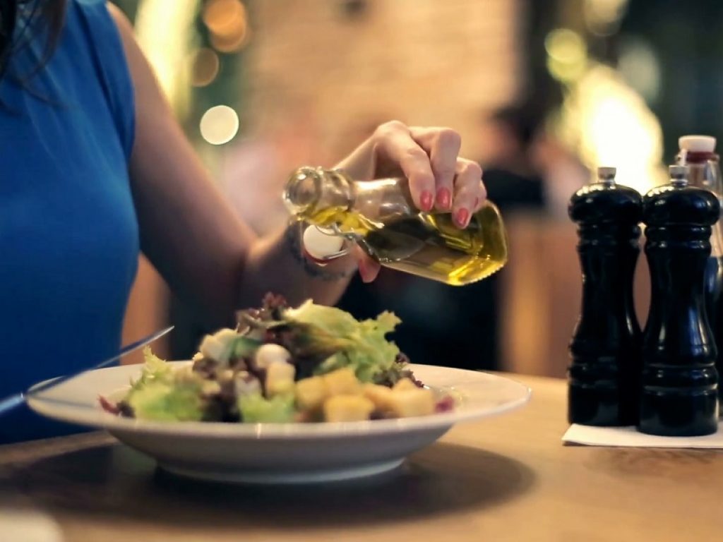 L'olio fa bene al cervello, soprattutto negli anziani: lo rivela lo studio di una équipe di ricercatori del Cnr e della Università della Tuscia