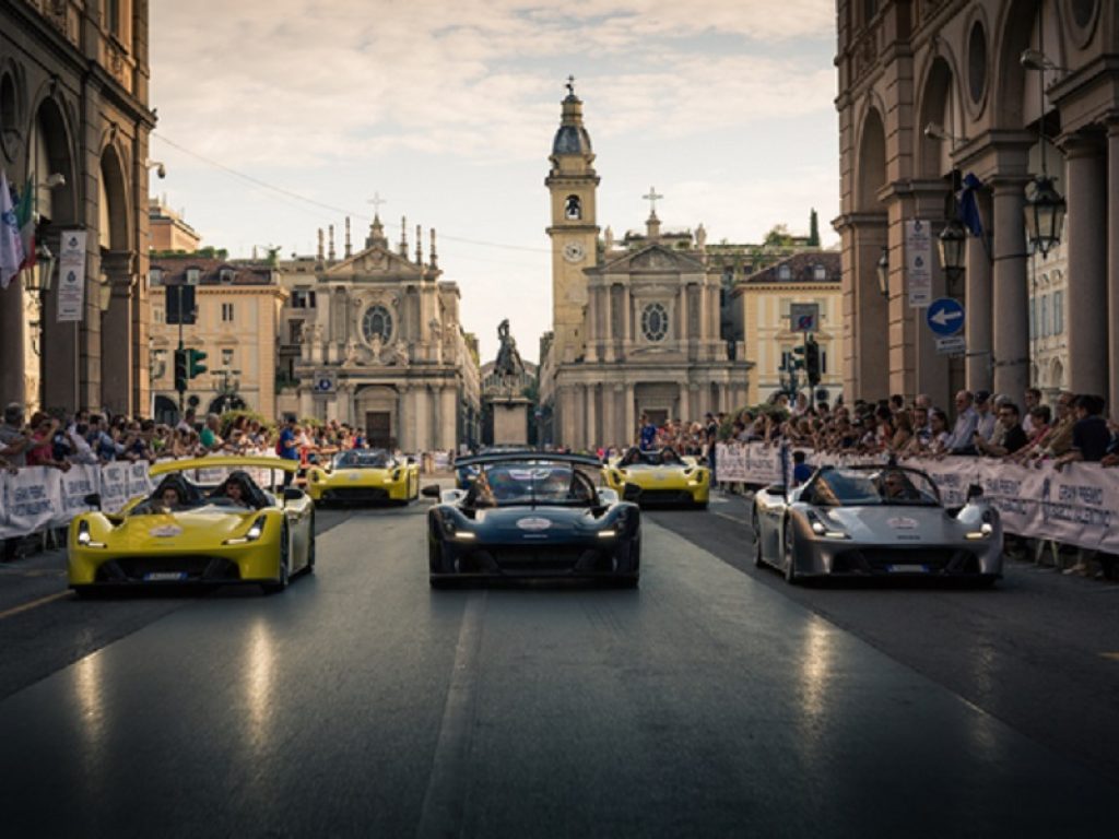 Si è inaugurata con un doppio taglio del nastro la 5ª edizione di Parco Valentino di Torino che si svolgerà fino a domenica: attesta per la sfilata di Formula 1