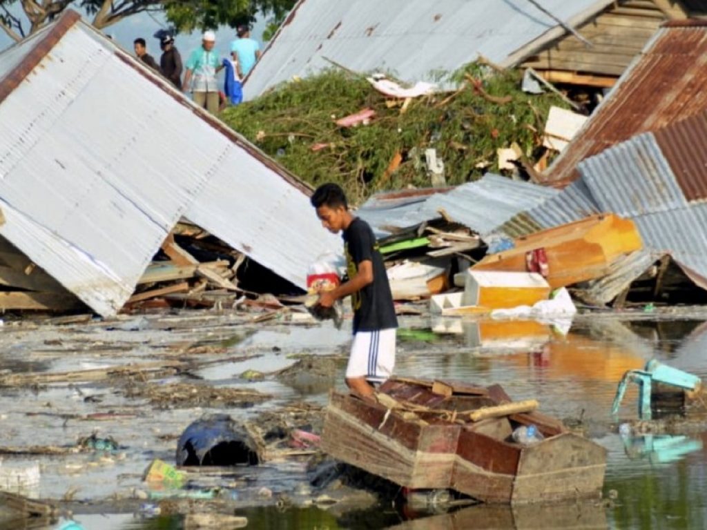 Terremoto e tsunami in Indonesia: colpite 1.185 scuole con un impatto su 164mila studenti. Oggi arrivano 30 tonnellate di aiuti UNICEF per l’istruzione di emergenza per le comunità di Sulawesi