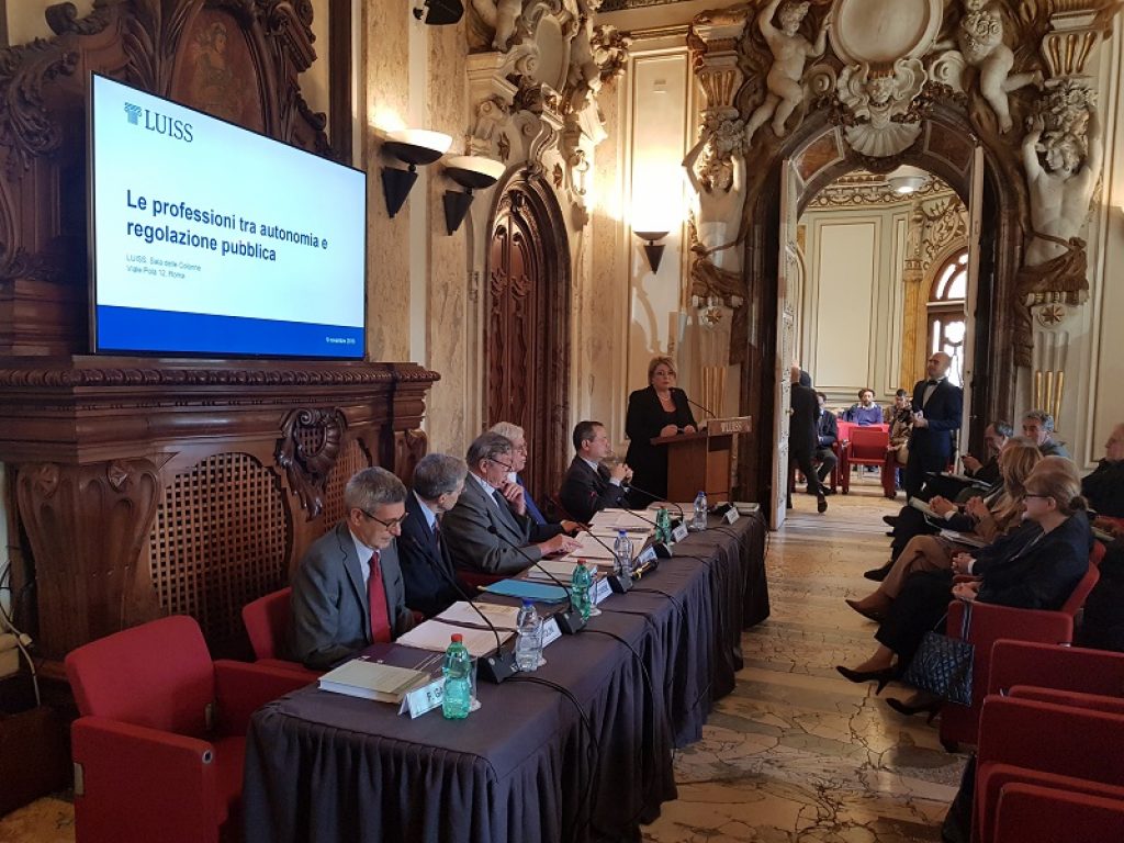 Nonostante la crisi economica, le professioni continuano ad essere attrattive per i giovani italiani. In base ai dati più aggiornati raccolti presso tutti gli ordini professionali il numero complessivo di iscritti agli albi è di 2,3 milioni