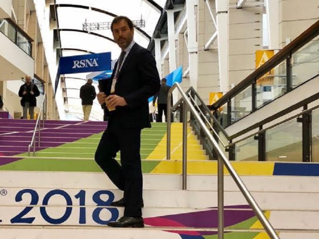 Alessandro Napoli, giovane medico romano, premiato per il secondo anno consecutivo al 104° meeting della Radiological Society Of North America per i suoi studi sul trattamento dell'ernia del disco con la tecnica della radiofrequenza pulsata