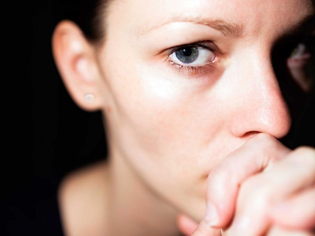 Fanno paura e condizionano la vita delle persone, ma uscirne è possibile: lo psicoterapeuta Giovanni Porta offre alcuni consigli che possono aiutare chi soffre di attacchi di panico