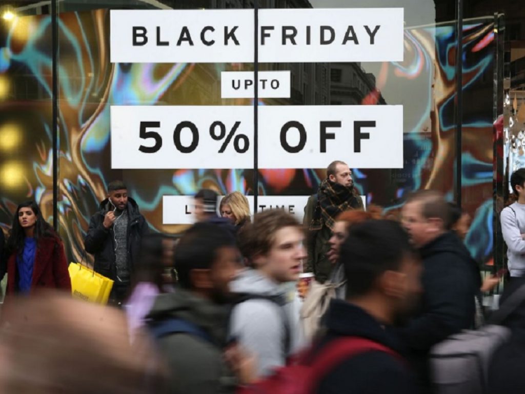 Black Friday: come nasce il "venerdì nero" dedicato allo shopping con sconti "imperdibili" su decine di prodotti. La storia di una "moda" che ha preso piede anche in Italia