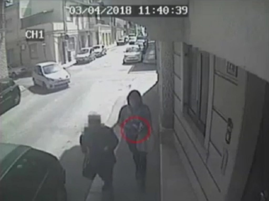 La Polizia ha scoperto e arrestato due donne che si fingevano dottoresse dell'Azienda sanitaria e derubavano anziani con la scusa di visite mediche per la pensione