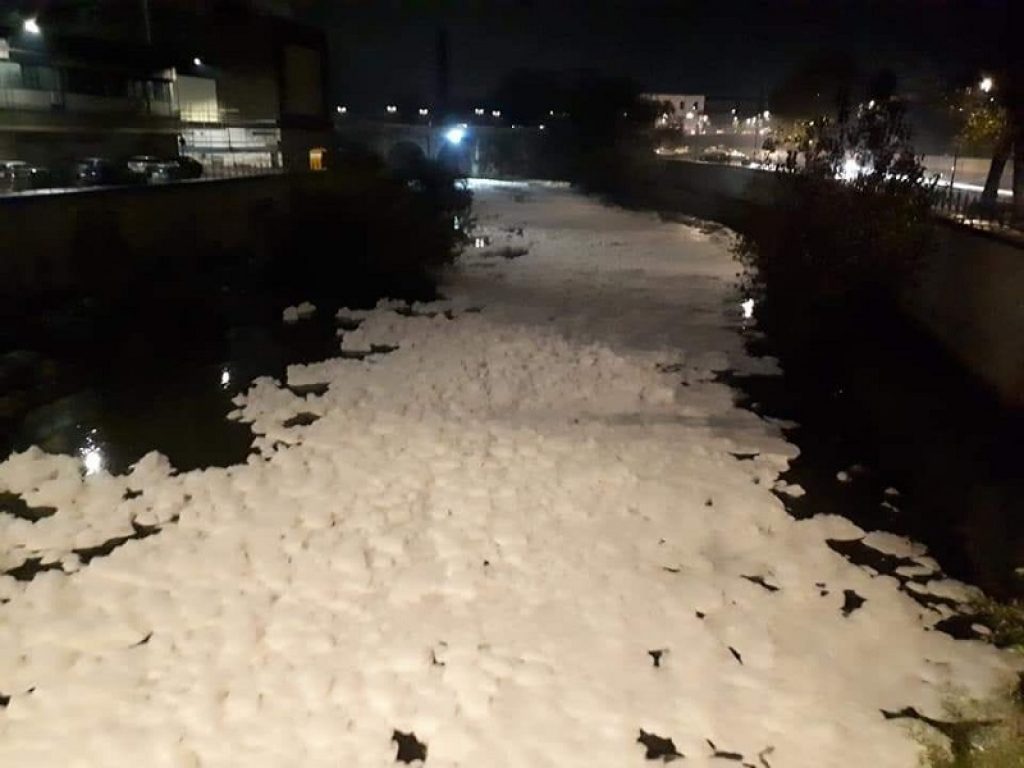 Sversamento di schiuma bianca nel fiume Sacco all'altezza della città di Ceccano, nel Frusinate: il ministro dell'Ambiente Costa ha allertato il Reparto Ambientale Marino