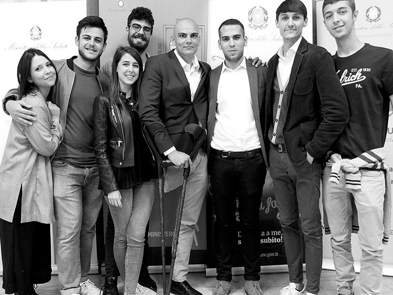 La storia vera di una profonda amicizia: l'opera teatrale I fuori sede ispirata alla vita di Giacomo Perini (che interpreta se stesso) in una commedia che dà voce ad oltre tre milioni di italiani affetti da tumore