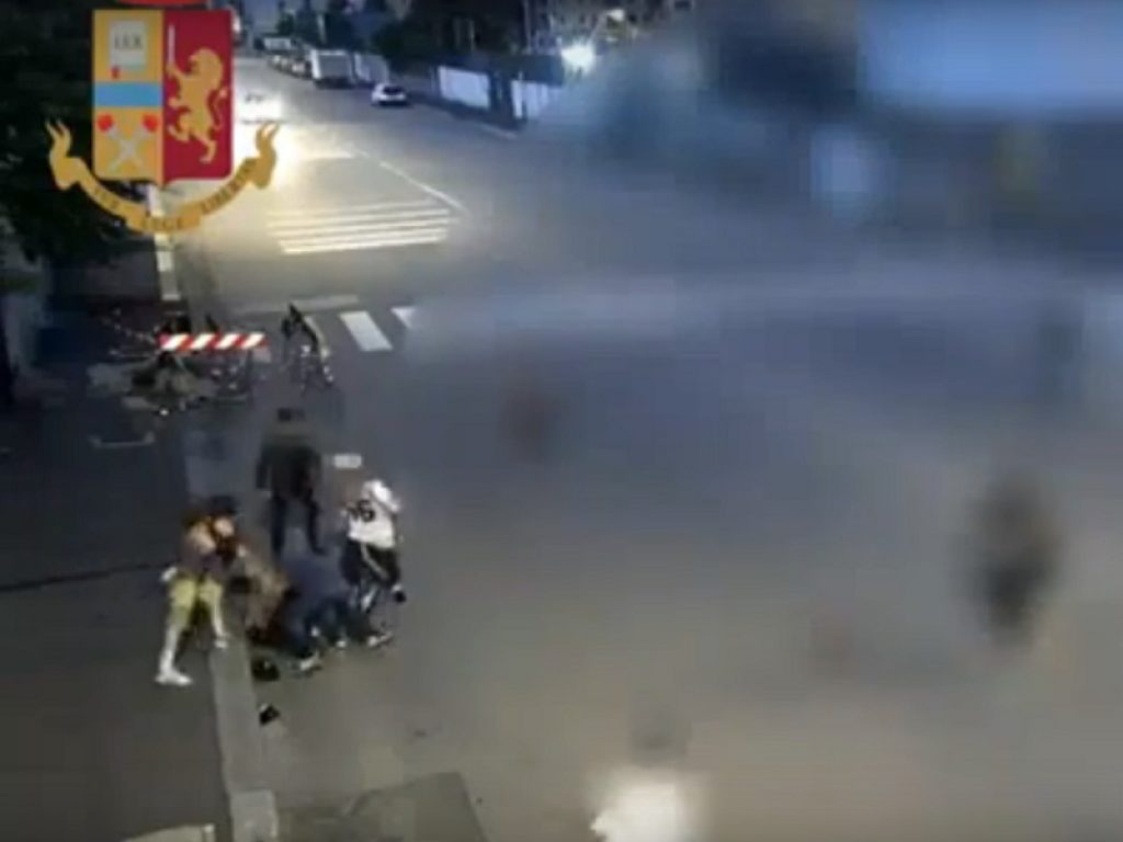 La Polizia ha arrestato quattro cittadini sudamericani che la notte dello scorso 3 giugno a Milano, fuori dalla discoteca “El Besito”, aggredirono un minore