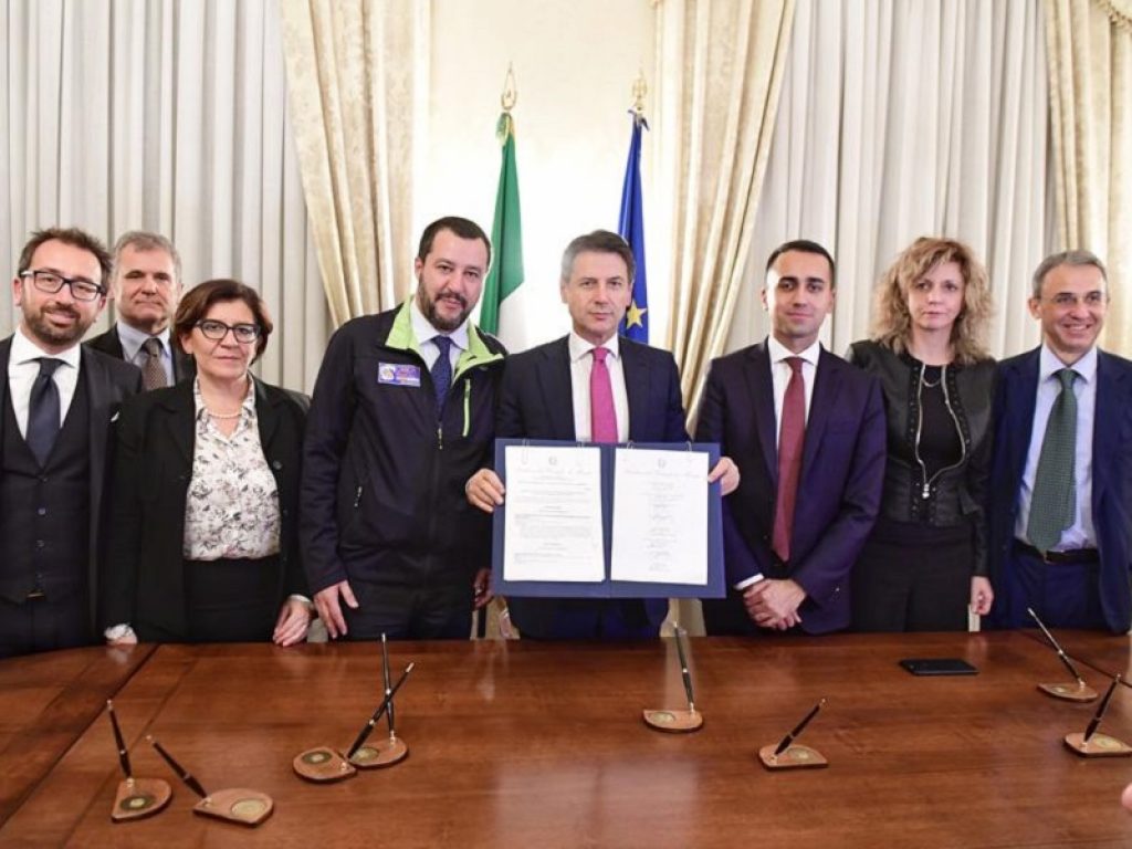 Il Governo dichiara guerra allo smaltimento illecito dei rifiuti: il premier Conte e i ministri firmano il Protocollo d’intesa per un’azione urgente nella Terra dei fuochi