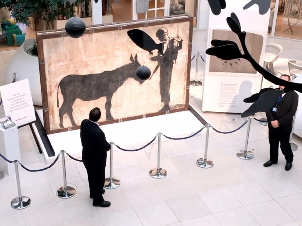Dopo il successo del Tribeca Film Festival arriva nelle sale italiane solo l’11 e 12 dicembre L'uomo che rubò Banksy, il film evento narrato da Iggy Pop