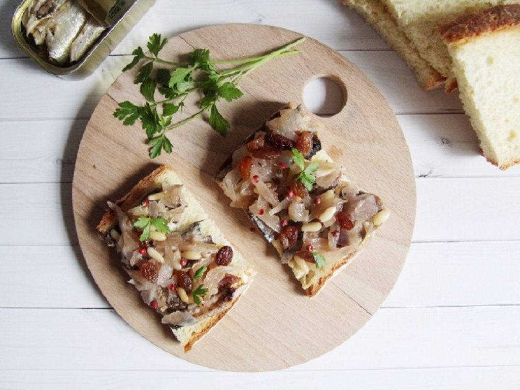 Fa parte della tradizione italiana e gastronomica mediterranea e a Natale è tra i protagonisti della cena della Vigilia. La sardina è ricca di acidi grassi benefici, costa poco e non pregiudica gli equilibri dell’ecosistema