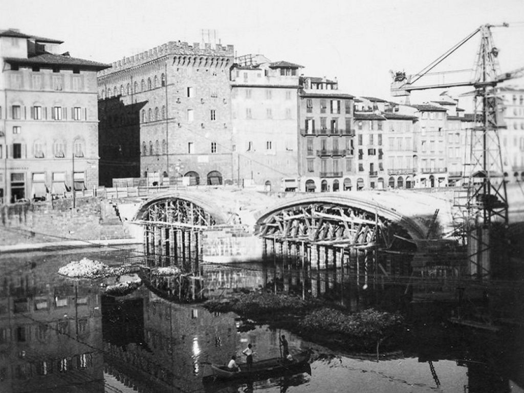 A Palazzo Davanzati fino al 17 febbraio la mostra Firenze ferita e il ponte Santa Trinita nel diario di Maria Fossi e negli scatti di Paola Barocchi 