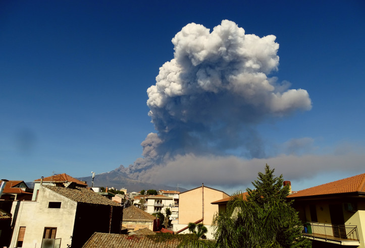 Continua l'attività eruttiva dell'Etna iniziata la vigilia di Natale: nella notte forte scossa di terremoto di magnitudo ML 4.8 con epicentro a Viangrande, feriti e crolli nella provincia di Catania