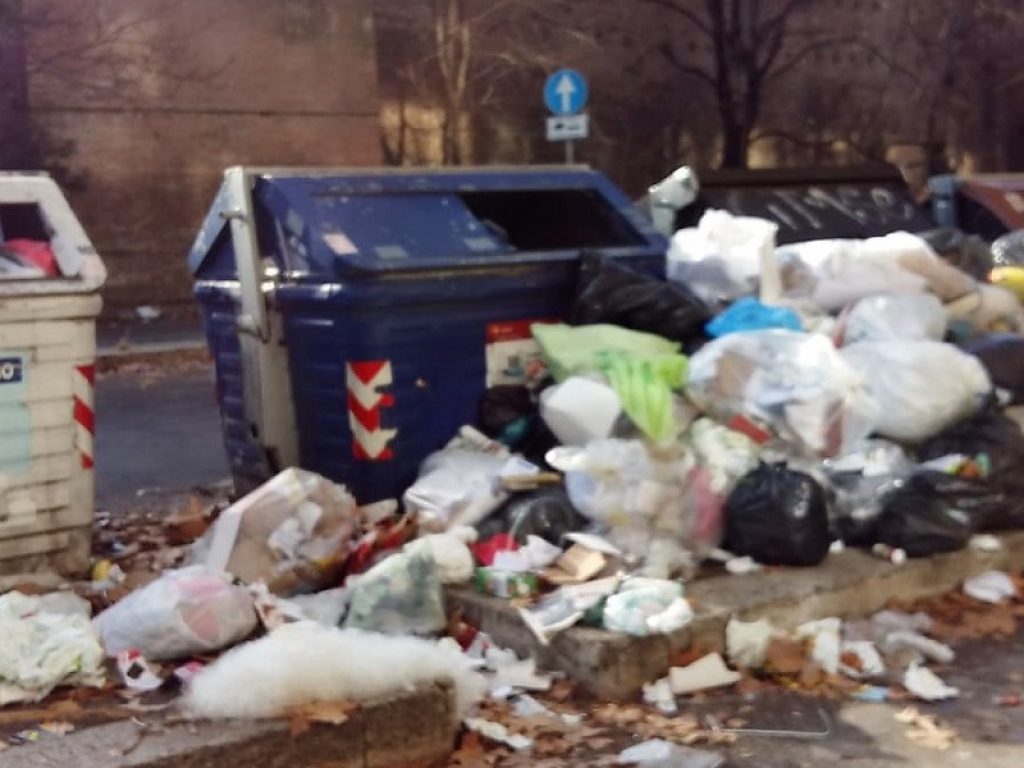 Ancora difficoltà per i rifiuti a Roma: i presidi scrivono alla sindaca Raggi e minacciano di non riaprire le scuole il 7 gennaio