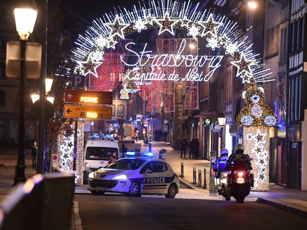 L'uomo che ha sparato sulla folla ai mercatini di Natale a Strasburgo uccidendo almeno 3 persone è ancora in fuga: il punto sull'attacco in Francia