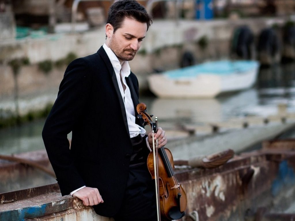 Il 12 dicembre al Teatro Parioli di Roma il primo concerto nudista per presentare Amica, la nuova associazione a tutela dei giovani musicisti