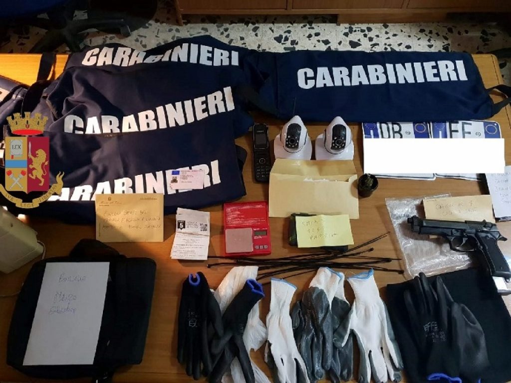 La Polizia ha arrestato sei persone a Napoli per una rapina in appartamento: si erano finti carabinieri per farsi aprire dal proprietario