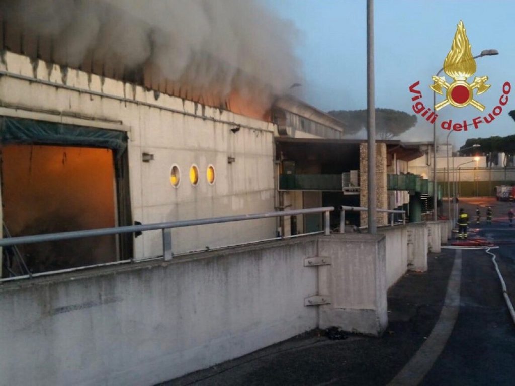 Rogo al deposito di rifiuti Tmb salario: il comune di Roma invita a chiudere le finestre, evitare attività all'aria aperta e di consumare prodotti colti nell'area circostante all'incendio