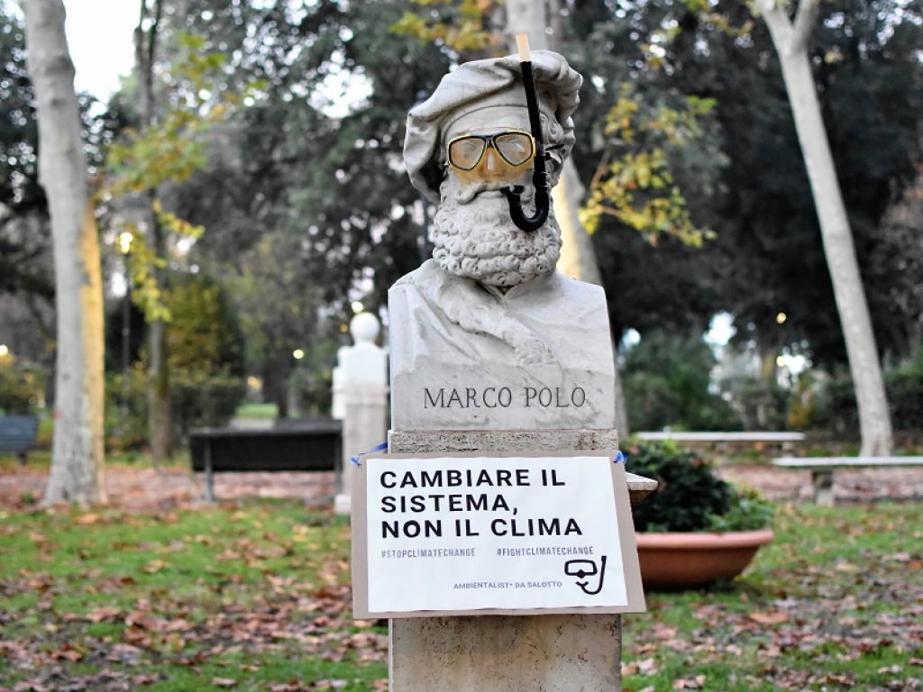 Gli “Ambientalisti da salotto” mettono maschera e boccaglio alle statue di 4 città per la lotta ai cambiamenti climatici: "Cambiare il sistema, non il clima. Agire ora per restare a galla"