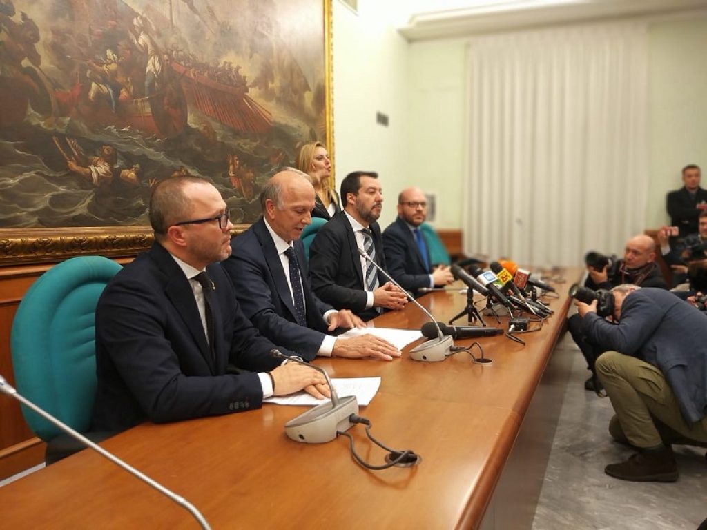 Scuola e disabilità, firmata l’intesa fra i Ministri Bussetti e Fontana: al via i bandi per la formazione Lis per insegnanti