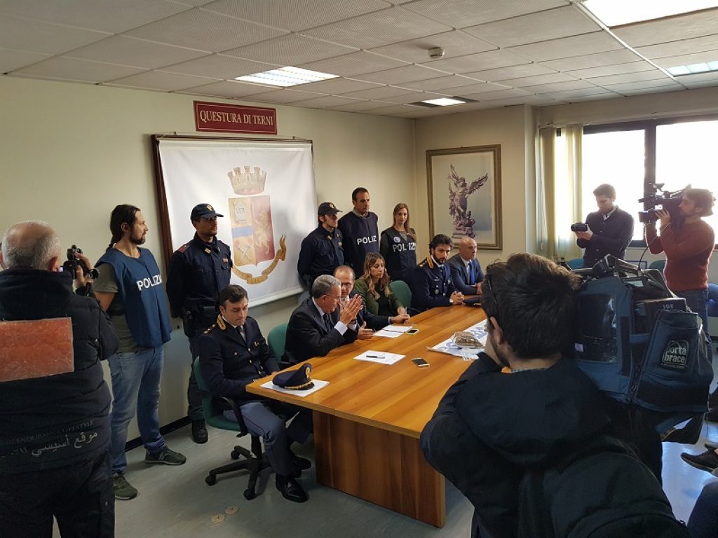 Blitz della Polizia di Stato nel cuore di Terni: in manette 24 spacciatori nell'operazione "Gotham". La droga veniva nascosta in fioriere, buche delle lettere o scatole dei contatori
