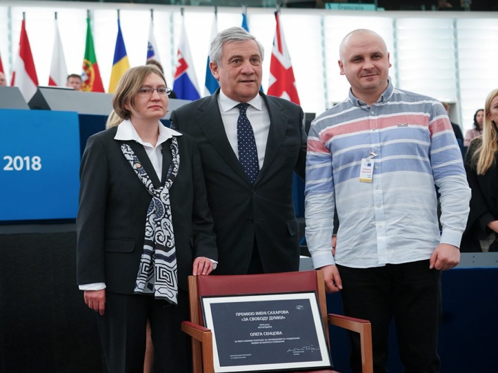 Cerimonia di consegna del premio. La cugina e l'avvocato di Oleg Sentsov lo hanno rappresentato durante la cerimonia a Strasburgo