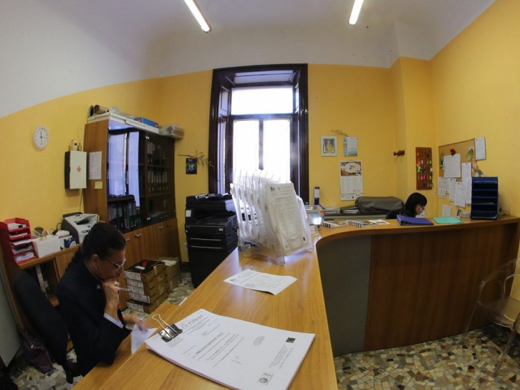 ATA e personale educativo: il Ministro dell'Istruzione Bussetti firma i decreti di assunzione a tempo indeterminato per oltre 8mila profili