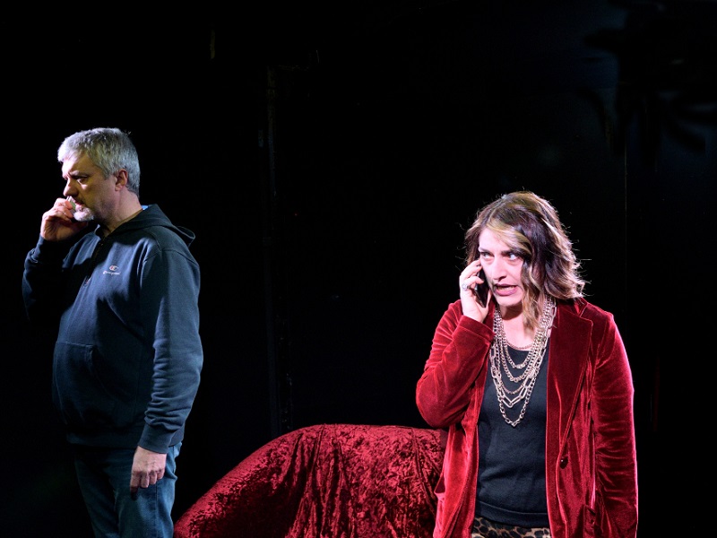 Dal 7 al 17 febbraio arriva al teatro Cometa Off di Roma un giallo interattivo scritto e diretto da Antonello Lotronto dal titolo Il giallo del coniglio – delitto in FM