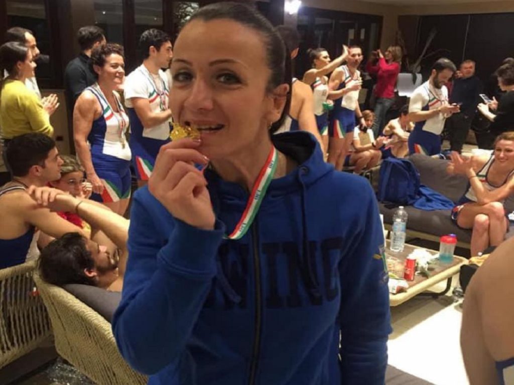 Chiara Sacco, atleta di Chiusi in provincia di Siena, ha stabilito il nuovo record mondiale dell'Indoor rowing: ha remato, usando il vogatore, per un giorno intero