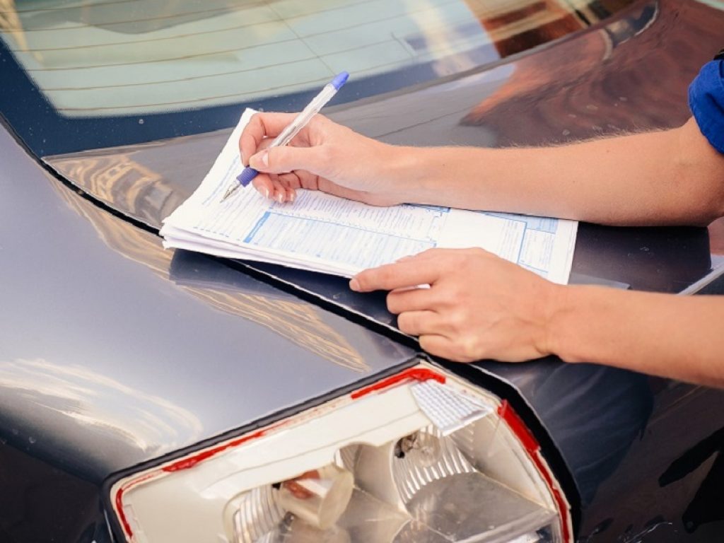 Rc auto: aprile ha fatto segnare un nuovo record, con un -15%. Per assicurare un'auto occorrono 82 euro in meno rispetto a un anno fa