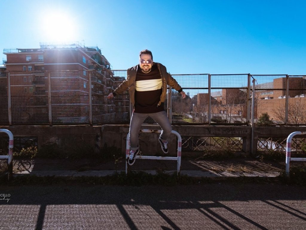 Disponibile da oggi in tutti gli store digitali "Lucciole", il nuovo singolo del cantautore romano Daniele Napodano in arte semplicemente Napodano