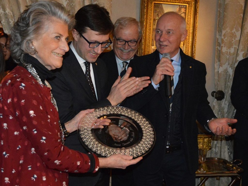 La famiglia Ferragamo premiata dalla Compagnia de’ Semplici come ambasciatrice di Firenze nel mondo: il riconoscimento è stato consegnato dal presidente della Compagnia, il Magnifico Andrea Calistri, alla presenza del Sindaco Dario Nardella