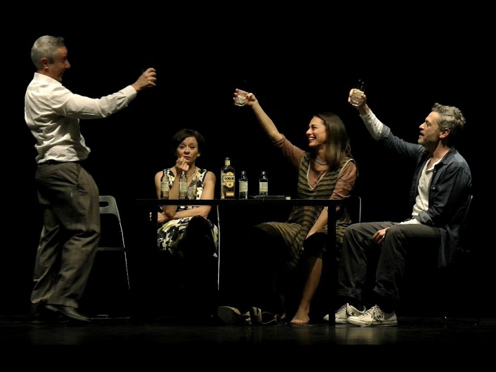 Da martedì 15 a domenica 20 gennaio 2019, all’Off/Off Theatre va in scena Scusate se parliamo d’amore (Il teatro nelle storie di Raymond Carver), per la regia di Alberto Di Matteo