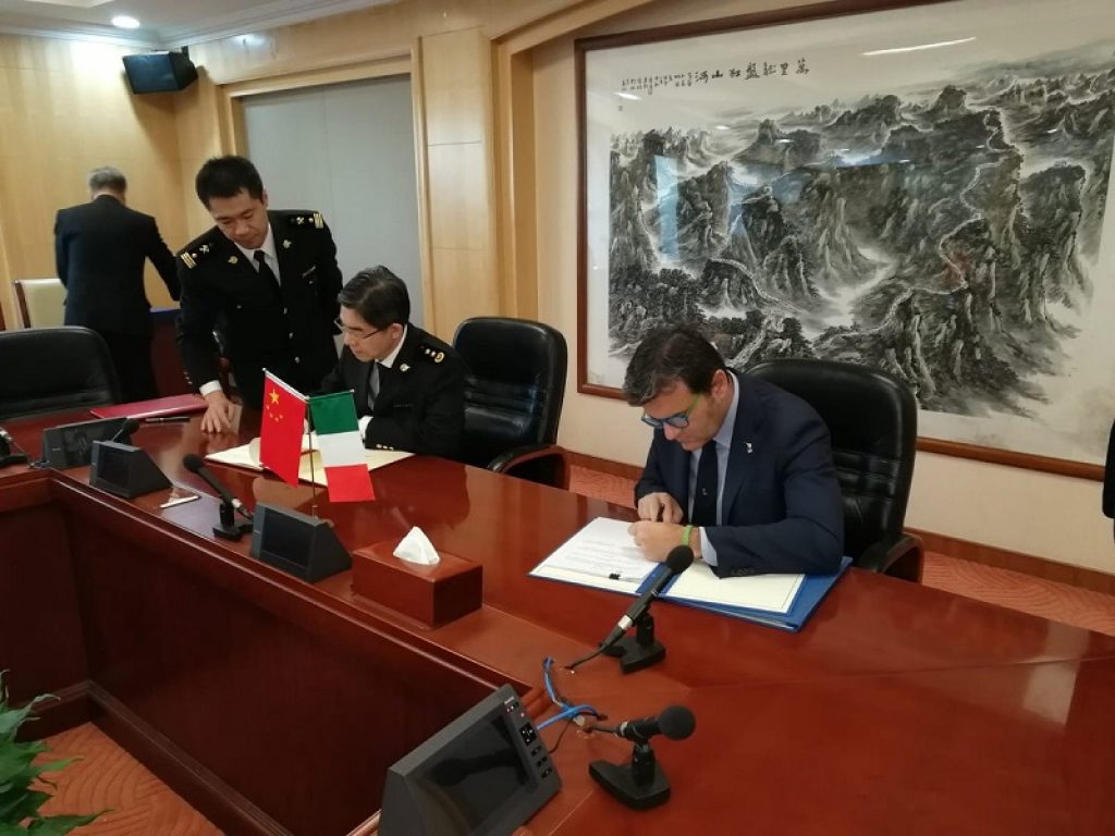 Il Ministro delle politiche agricole Gian Marco Centinaio in Cina ha siglato due accordi che permetteranno l'esportazione di nocciole ed erba medica. Firmato anche il nuovo protocollo sugli agrumi