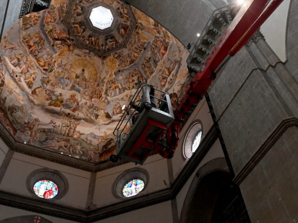 FIRENZE - monitoraggio delle strutture interne della cattedrale di San Maria del Fiore con un gru "ragno" foto Opera del Duomo Firenze/ Claudio Giovannini