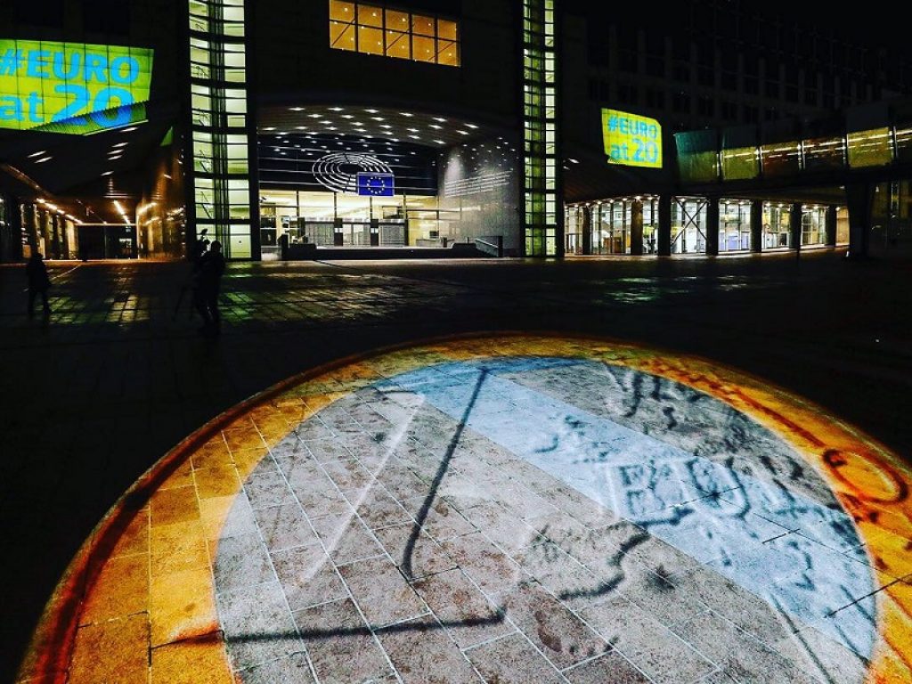 Venti anni fa  fa è stata introdotta la moneta unica con vantaggi sia per le aziende che per le persone nell’UE. L’evento sarà celebrato con una cerimonia nella seduta di plenaria del 15 gennaio