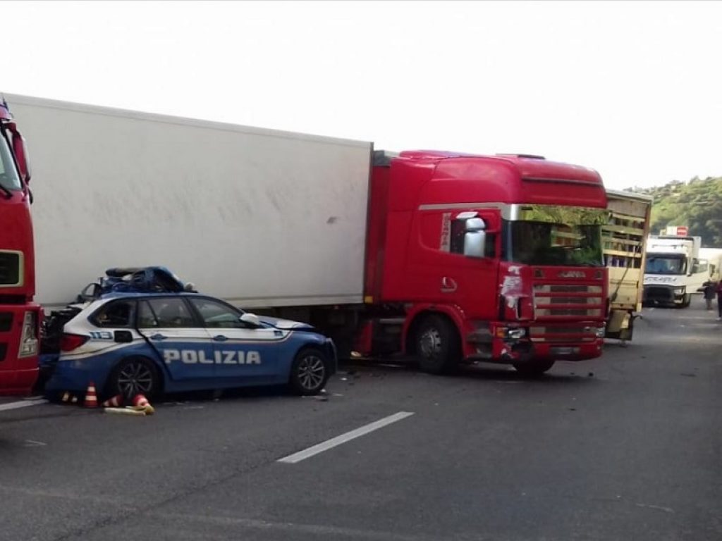 Alle prime luci dell’alba un grave incidente su A18 Catania-Messina, al km 12: una pattuglia della Polizia stradale e il veicolo che stavano soccorrendo sono stati travolti: un poliziotto è deceduto e l’altro è gravemente ferito