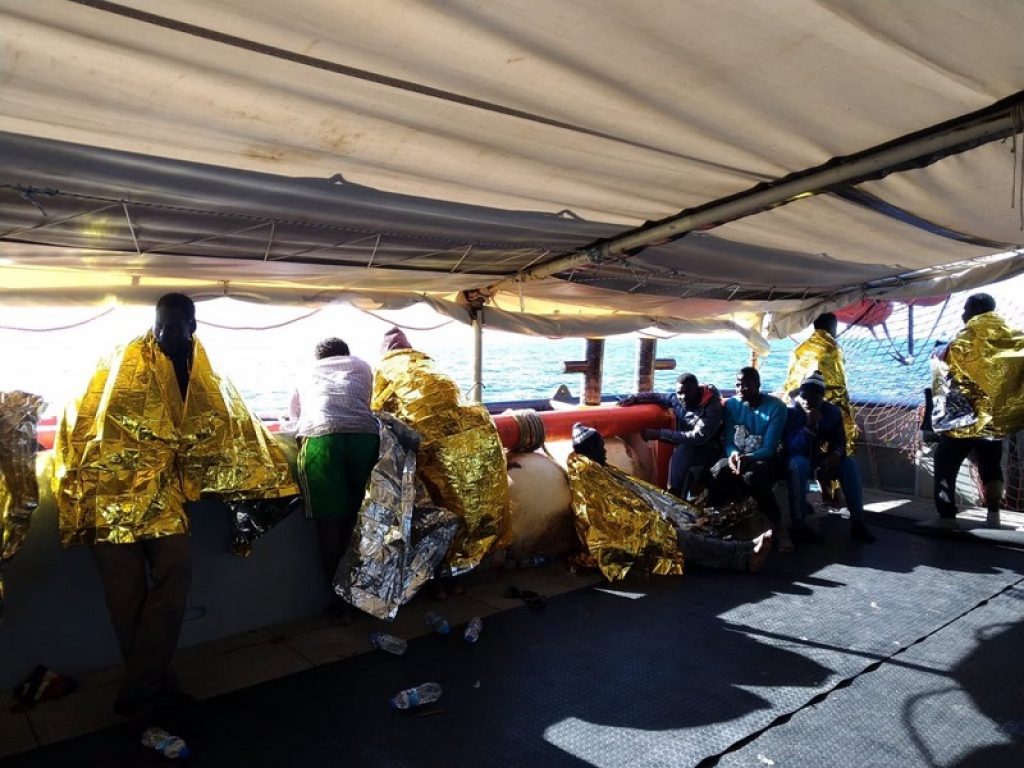 A Lampedusa da maggio sono sbarcate 12.000 persone, spesso intere famiglie: parla Marta Bernardini, coordinatrice del programma Mediterranean Hope