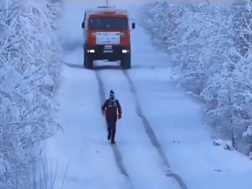 L'ultramaratoneta della Polizia di Stato Paolo Venturini in 3h54'10" ha corso per 39,120 km da Tomtor ad Oymyakon nel luogo più freddo della Terra