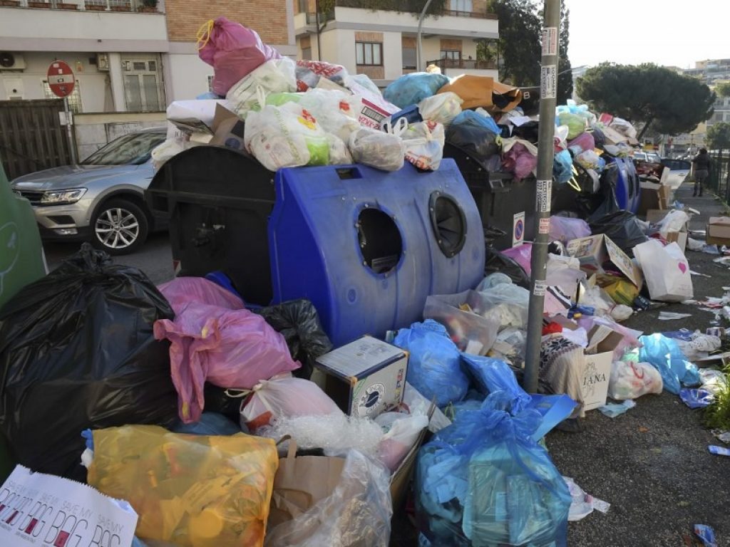 La tassa dei rifiuti costa in media 300 euro, Campania regione più cara d’Italia. Più di due famiglie su tre (il 68,2%) ritengono di pagare troppo