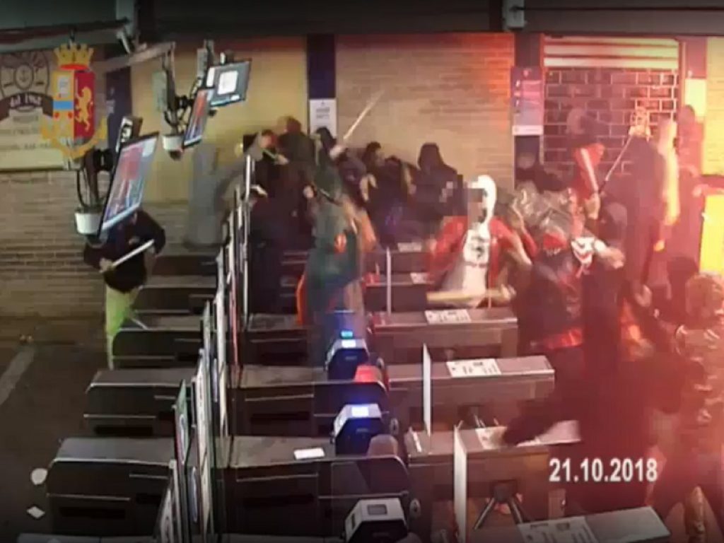 Blitz della Polizia: in manette 5 ultras baresi per gli scontri del 21 ottobre e del 4 novembre scorsi a Messina, nella Rada di San Francesco