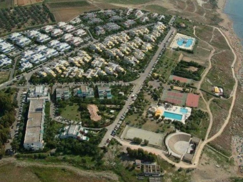 Ennesimo incendio al Villaggio Tucano una villetta distrutta: questa volta nel mirino, il legale del villaggio. Si ipotizza ad un avvertimento. Ma chi ha interesse a monopolizzare eventuali appalti?