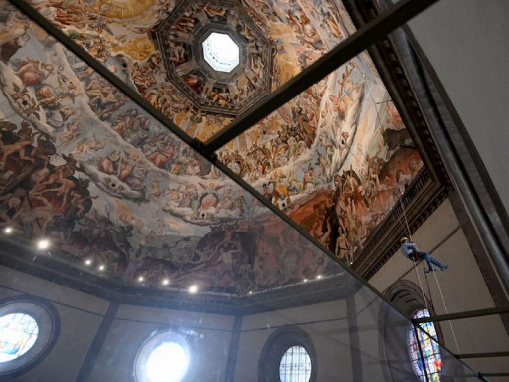 FIRENZE - restauratori acrobati effettuano verifiche all'interno della cupola del duomo foto Opera del Duomo Firenze/ Claudio Giovannini