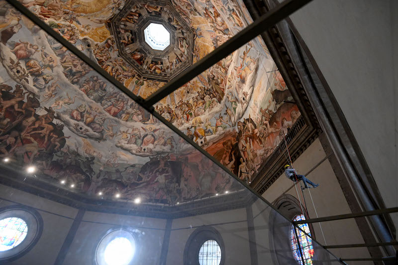 Operai specializzati lavorano ad un'altezza di sessanta metri come veri e propri alpinisti, un intervento che fa parte del normale programma di monitoraggio del Duomo di Firenze