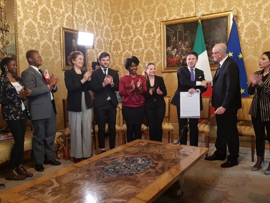 Il Premier Conte è il primo firmatario dell’Appello lanciato alle Nazioni Unite che impegna il costo di un’arma per una borsa di studio per futuri leader di pace