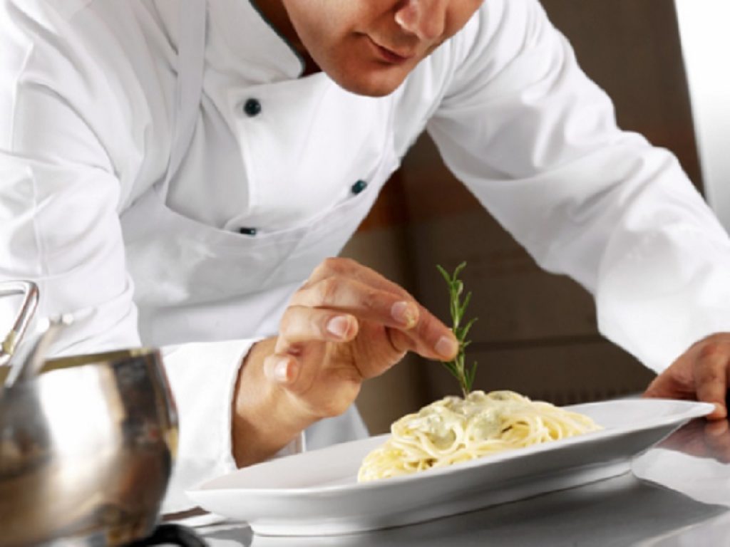 Fare lo chef è stressante secondo una ricerca scientifica: possibile anche l’insorgenza di malattie organiche a carico dell’apparato muscoloscheletrico e cardiocircolatorio
