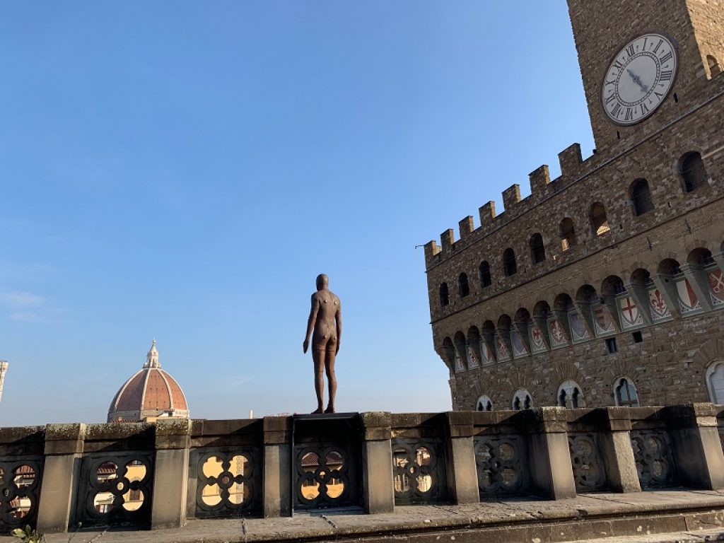 La scultura Event Horizon di Antony Gormley è stata collocata sulla terrazza degli Uffizi. L’opera farà parte della mostra, dell’artista inglese, Essere che verrà ospitata nella Galleria delle Statue e delle Pitture dal 26 febbraio al 26 maggio