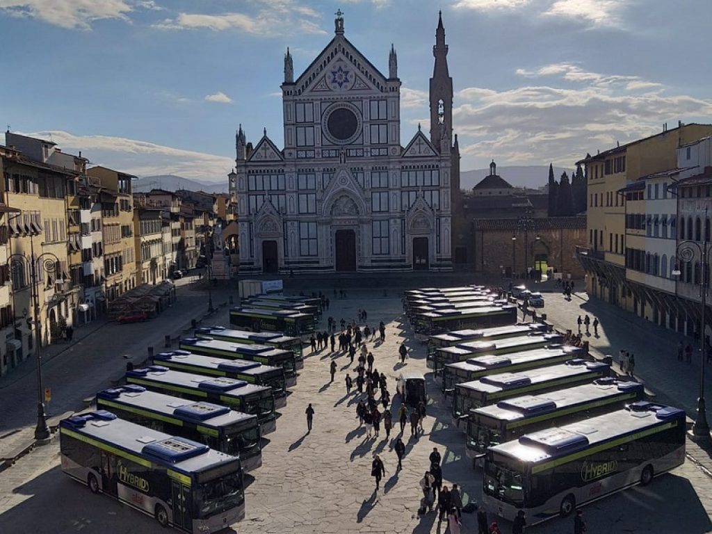 Presentati in Piazza Santa Croce i trenta nuovi autobus ibridi di ATAF che circoleranno nella Città Metropolitana di Firenze