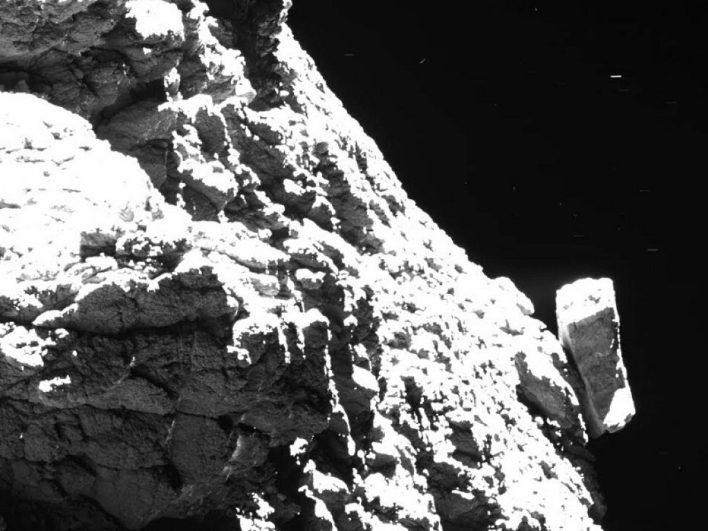 La sonda Rosetta grazie allo strumento italiano Virtis ha misurato la temperatura del nucleo della cometa con una definizione senza precedenti. Tra gli autori Angelo Zinzi dell'Asi