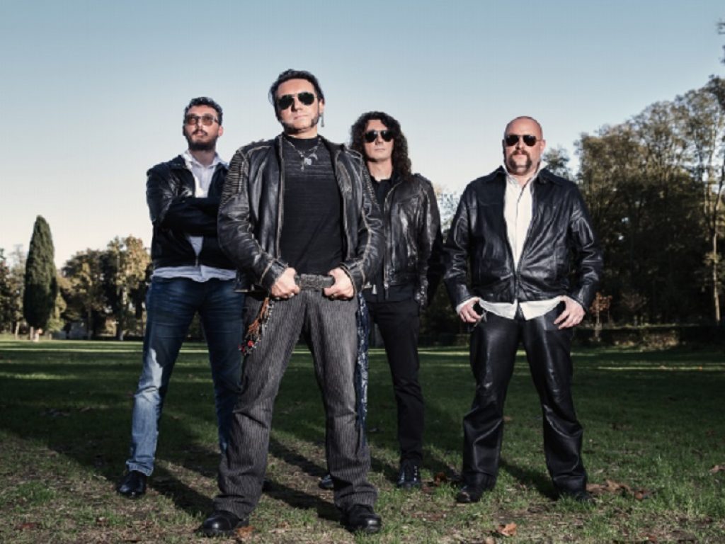 Dopo l’uscita di “Amore tattile”, il nuovo singolo della band toscana Netri e i Laredo, arriva anche il primo album “Sogni di periferia” e si posiziona  da subito nelle classifiche vendita di iTunes