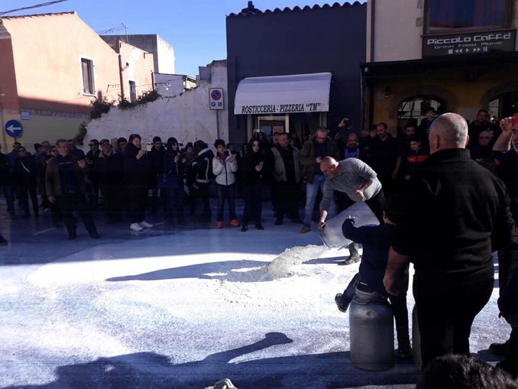 Codacons a fianco dei pastori sardi presenta una nuova denuncia sul caso dei contratti firmati “in bianco” con le aziende senza poter decidere il prezzo di vendita del latte